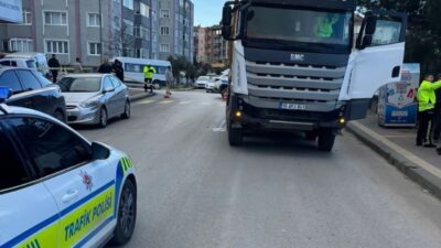 Balıkesir’in Bandırma ilçesinde gerçekleşen bir trafik kazasında, hafriyat kamyonunun çarptığı