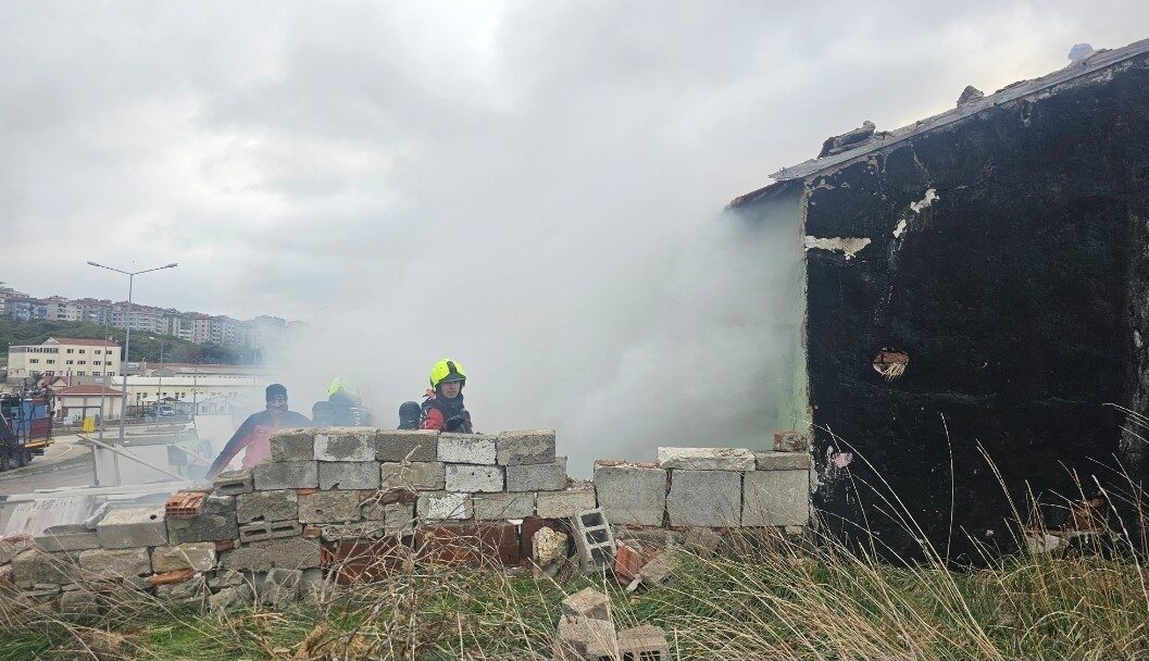 Balıkesir’in Bandırma ilçesinde, Liman Yolu Sokak’ta bulunan terk edilmiş bir