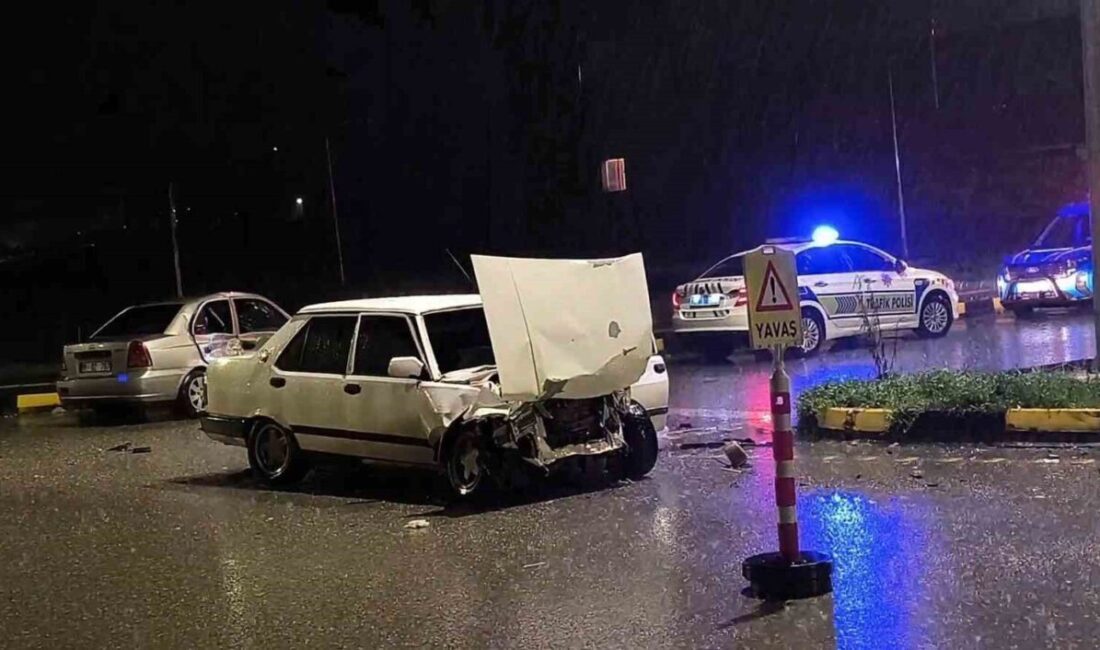 Bartın’da meydana gelen trafik kazasında, bir araç kavşaktan çıkan başka