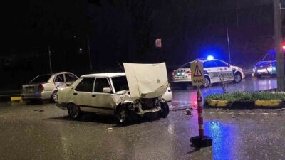 Bartın’da meydana gelen trafik kazasında, bir araç kavşaktan çıkan başka