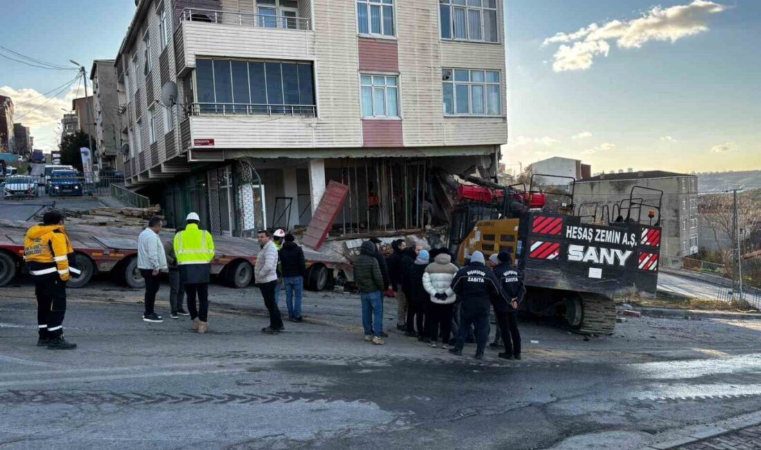 Başakşehir’de bir iş makinesi tarafından çekilen bir tırın arkasında taşınan