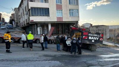 Başakşehir’de bir iş makinesi tarafından çekilen bir tırın arkasında taşınan