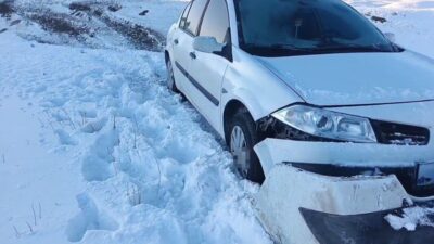 Van’ın Başkale ilçesinde meydana gelen bir trafik kazasında, bir otomobil