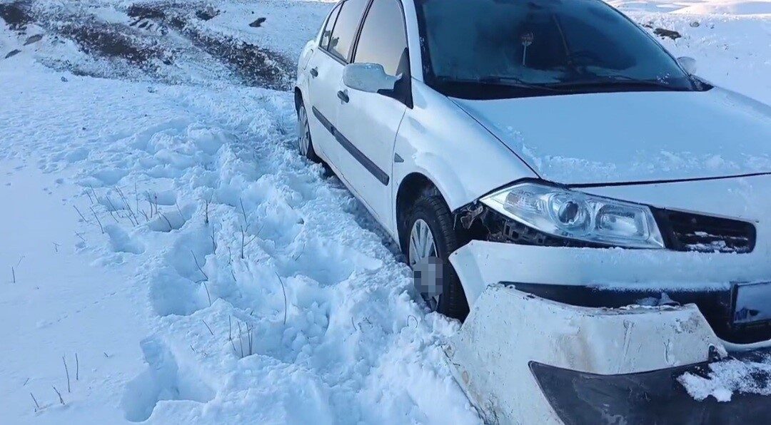 Van’ın Başkale ilçesinde meydana gelen bir trafik kazasında, bir otomobil