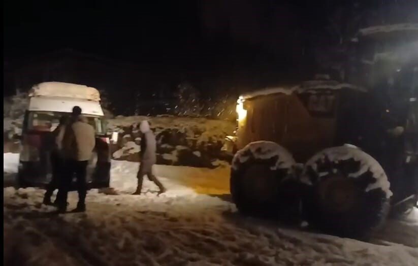 Batman’ın Sason ilçesinde kar yağışı sebebiyle mahsur kalan 10 kişi,