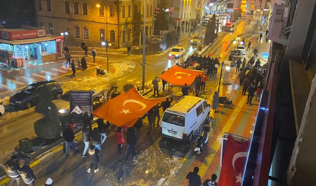 Yozgat’ta Anahtar Parti İl Başkanlığı tarafından düzenlenen Bayrak Yürüyüşü, yüzlerce