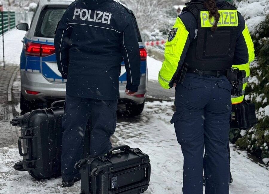 Berlin’in güneybatısında meydana gelen yangın, elektrik nakil hatlarına zarar vererek