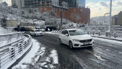 İstanbul’da kar yağışının etkisiyle bazı ilçeler beyaza bürünürken, Beşiktaş’ta bulunan