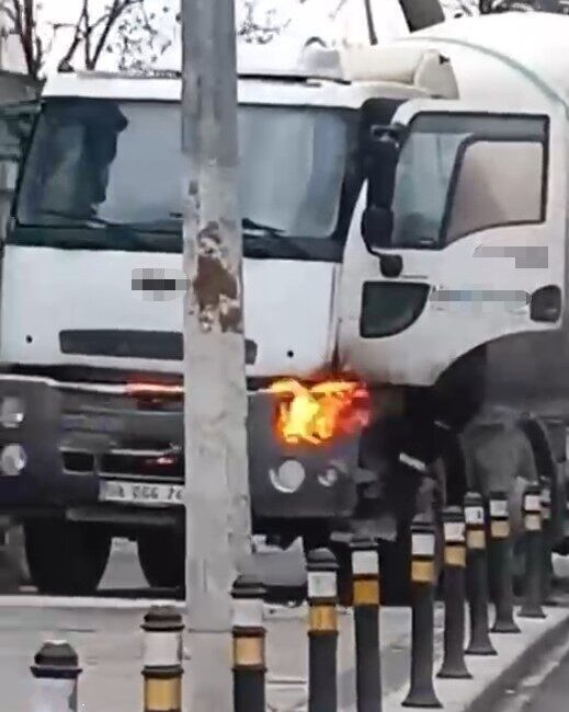 İstanbul Küçükçekmece ilçesinde bir beton mikseri aniden alev aldı. Çevredeki