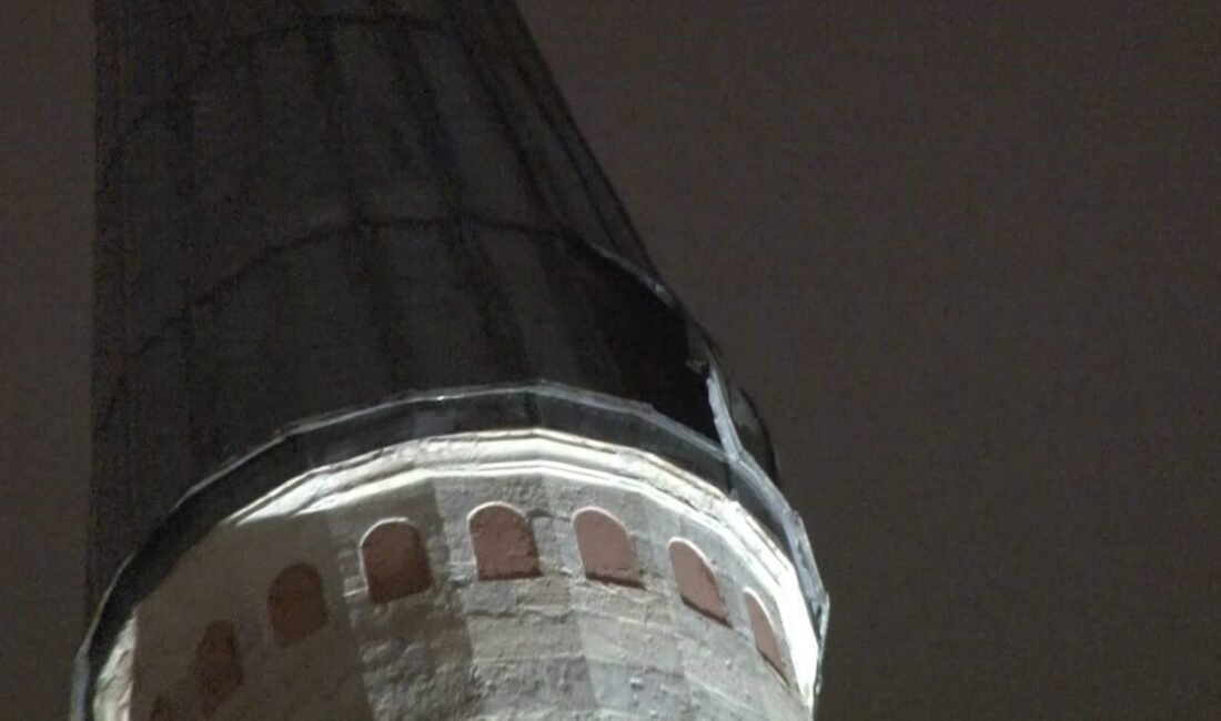 Fatih Beyazıt Camii’nin minaresinin tepesinde bulunan kurşun kaplama, lodos rüzgarlarının