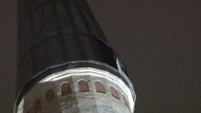 Fatih Beyazıt Camii’nin minaresinin tepesinde bulunan kurşun kaplama, lodos rüzgarlarının