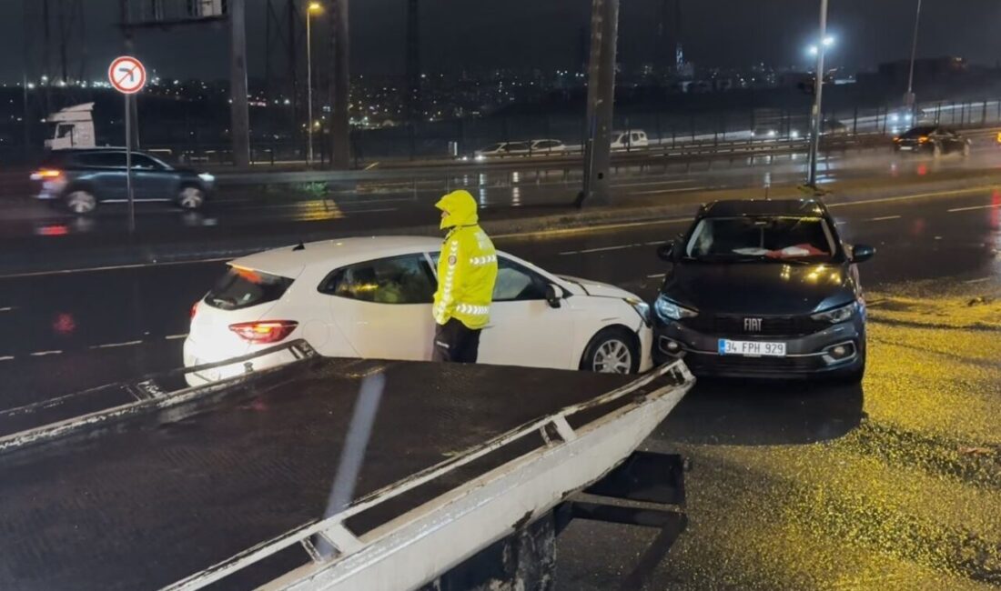 E-5 karayolu Beylikdüzü ilçesinde yaşanan trafik kazasında, yağmur nedeniyle kayganlaşan