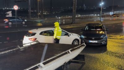 E-5 karayolu Beylikdüzü ilçesinde yaşanan trafik kazasında, yağmur nedeniyle kayganlaşan