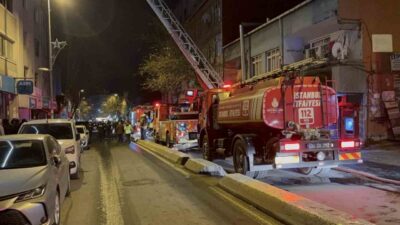 Beyoğlu’nda akşam saatlerinde bir iş yerinin çatısında yangın çıktı ancak