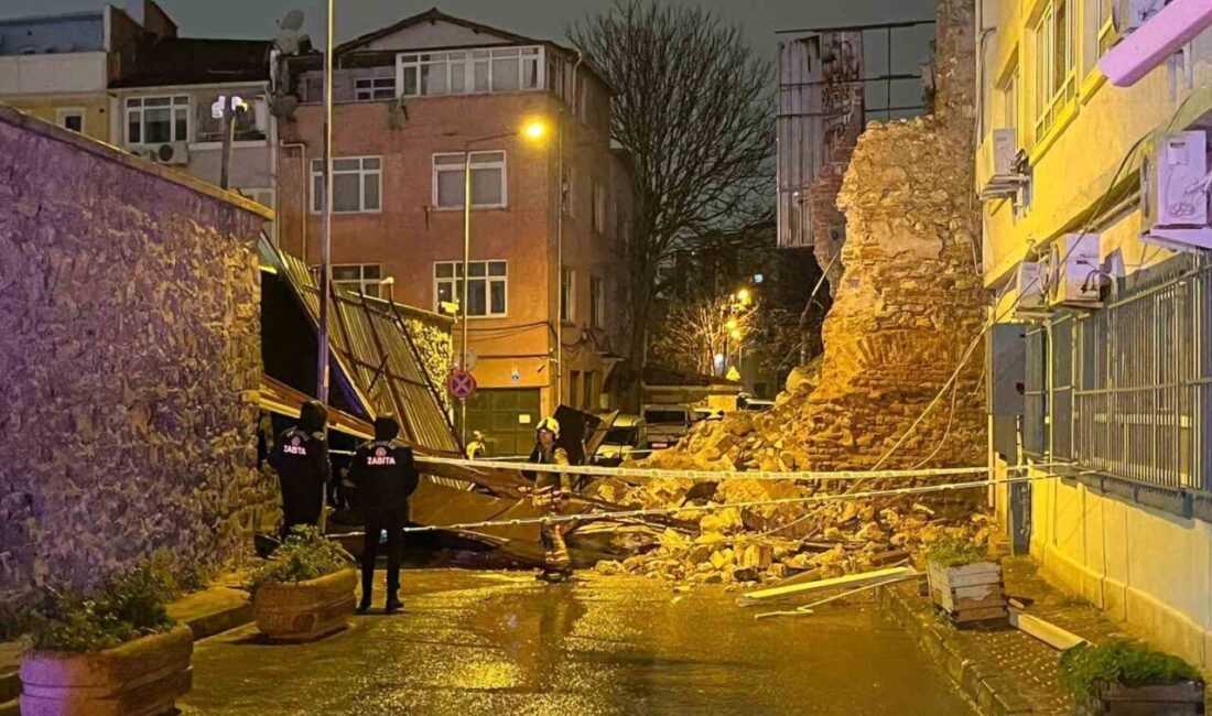 İstanbul’un Beyoğlu ilçesinde bulunan tarihi metruk bir taş binanın duvarı