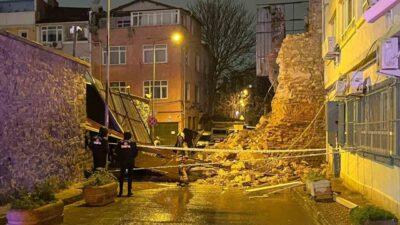 İstanbul’un Beyoğlu ilçesinde bulunan tarihi metruk bir taş binanın duvarı