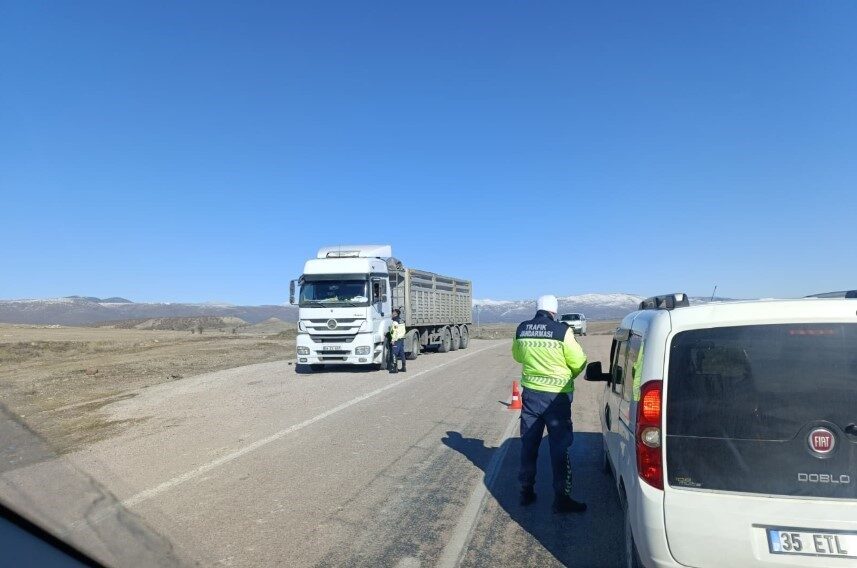 Beypazarı İlçe Jandarma Komutanlığı ekiplerince ilçenin çeşitli noktalarında trafik denetimi