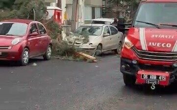 Beypazarı ilçesindeki Ayvaşık Mahallesi’nde, şiddetli fırtına sebebiyle bir otomobilin üzerine