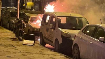 Bilecik’te bir otomobil, park halindeyken çıkan yangın sonucu alev alev
