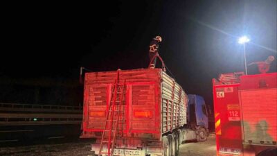 Bilecik’te seyir halindeki bir tır dorsesi, içinde talaş yüklüyken alev