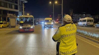 DÜZCE’de trafik ekipleri, trafik kurallarına uymayan sürücülere karşı sıkı denetimlerini
