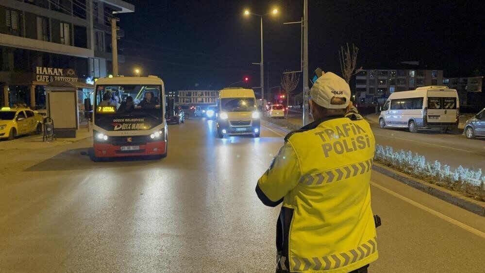 DÜZCE’de trafik ekipleri, trafik kurallarına uymayan sürücülere karşı sıkı denetimlerini