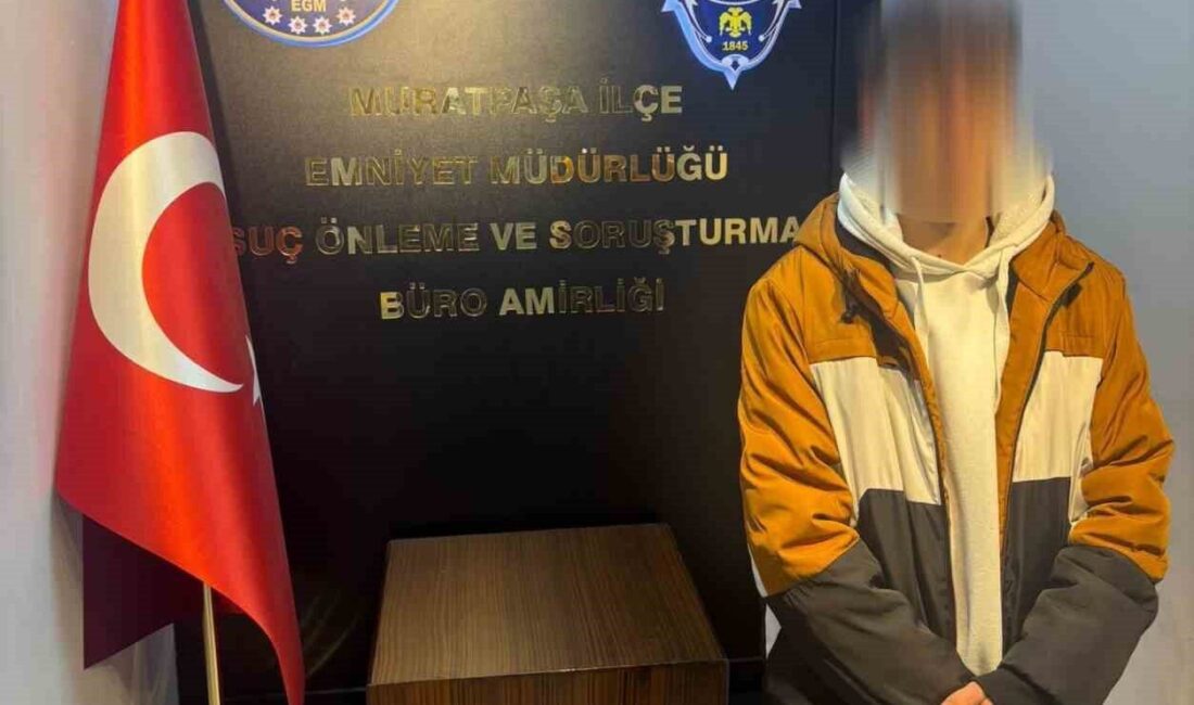 Antalya’da, Muratpaşa ilçesinde Kaleiçi bölgesinde bisiklet süren bir genç, maskeli