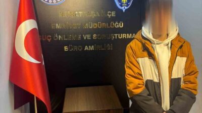 Antalya’da, Muratpaşa ilçesinde Kaleiçi bölgesinde bisiklet süren bir genç, maskeli
