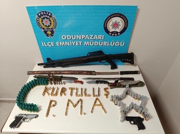 Eskişehir’de bir vatandaşa bisikletle çarptıktan sonra silahla tehdit eden kişinin