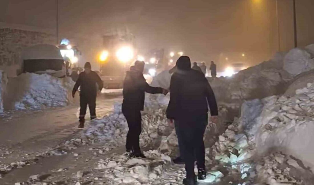 Bitlis kentinde çevre yolunda meydana gelen çığ faciasında mahsur kalan