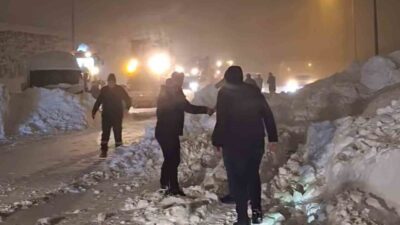 Bitlis kentinde çevre yolunda meydana gelen çığ faciasında mahsur kalan