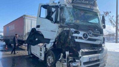 Bitlis’te gerçekleşen trafik kazasında iki tır çarpıştı ve maddi hasar