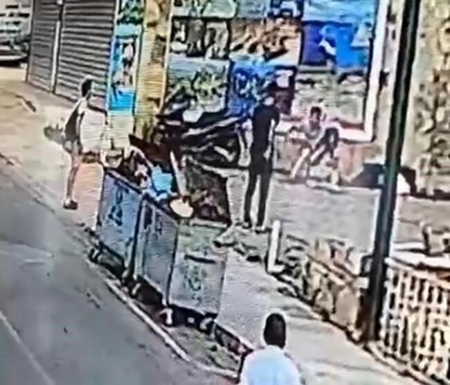 Muğla’nın Bodrum ilçesinde, 10 Haziran 2024 tarihinde elindeki cam şişeyi