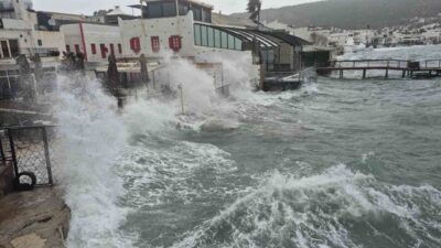 Bodrum’da yaşanan şiddetli fırtına nedeniyle tekneler kıyıya sürüklendi ve feribot
