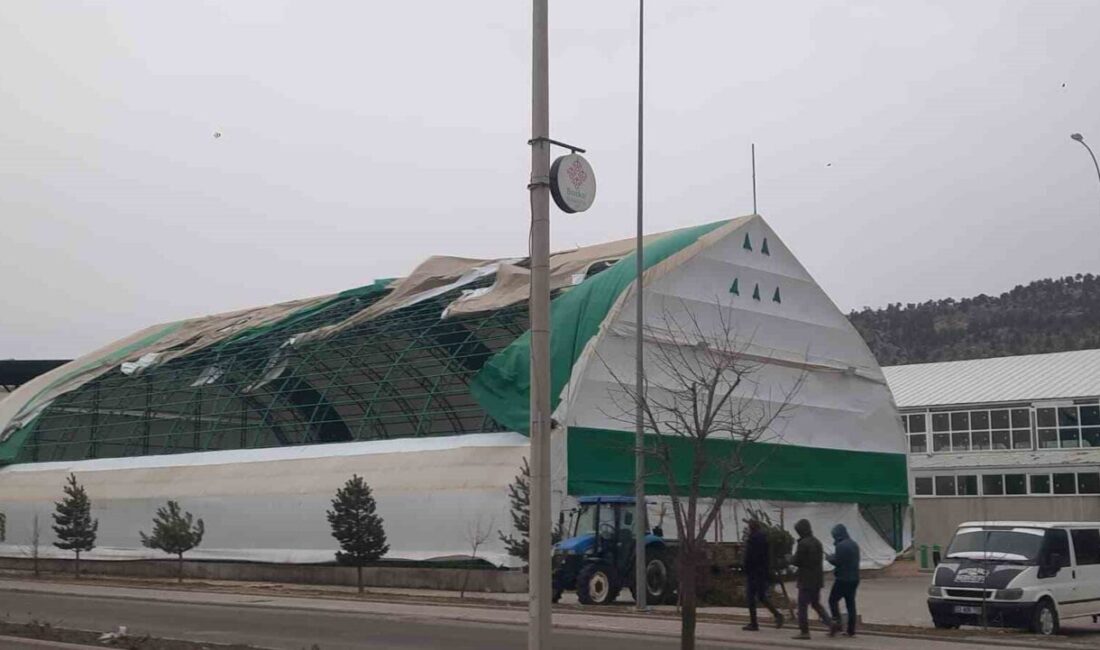 Bozkır ilçesinde etkili olan şiddetli fırtına nedeniyle çatılar uçtu, ağaçlar