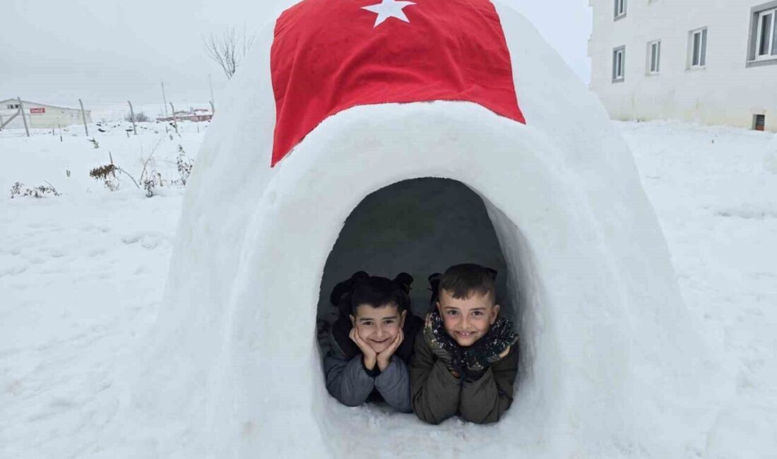 Yozgat’ta yaşayan Ersoy ailesi, kar yağışının ardından karda oynayarak zaman