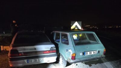 Denizli’nin Buldan ilçesinde meydana gelen trafik kazasında, kavşakta çarpışan iki