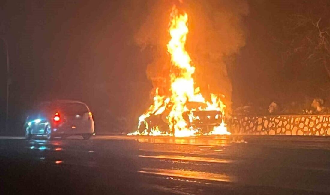 Bucak ilçesinde seyir halindeki bir otomobil aniden alev aldı ve