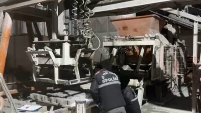 Burdur’da bulunan bir kilit parke üretim tesisinde, bir işçi pres