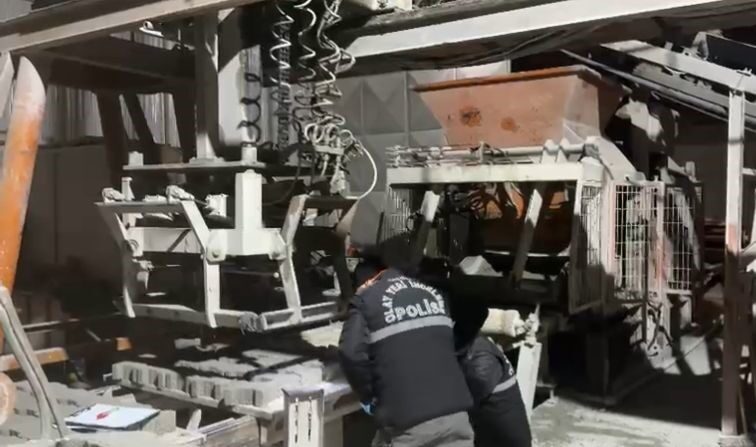 Burdur’da bulunan bir kilit parke üretim tesisinde, bir işçi pres