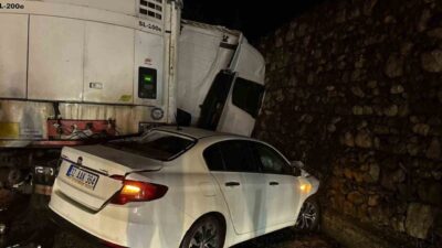 Burdur’da meydana gelen trafik kazasında, 2 otomobil ile bir tırın
