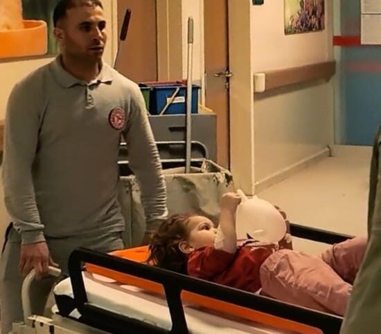 Bursa’nın İnegöl ilçesinde, 2 yaşındaki bir çocuk, bir apartmanın 2.