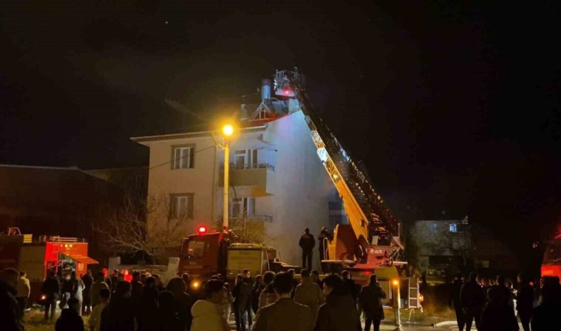 Bursa’nın İnegöl ilçesinde bulunan 3 katlı bir binanın çatısında çıkan