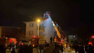 Bursa’nın İnegöl ilçesinde bulunan 3 katlı bir binanın çatısında çıkan