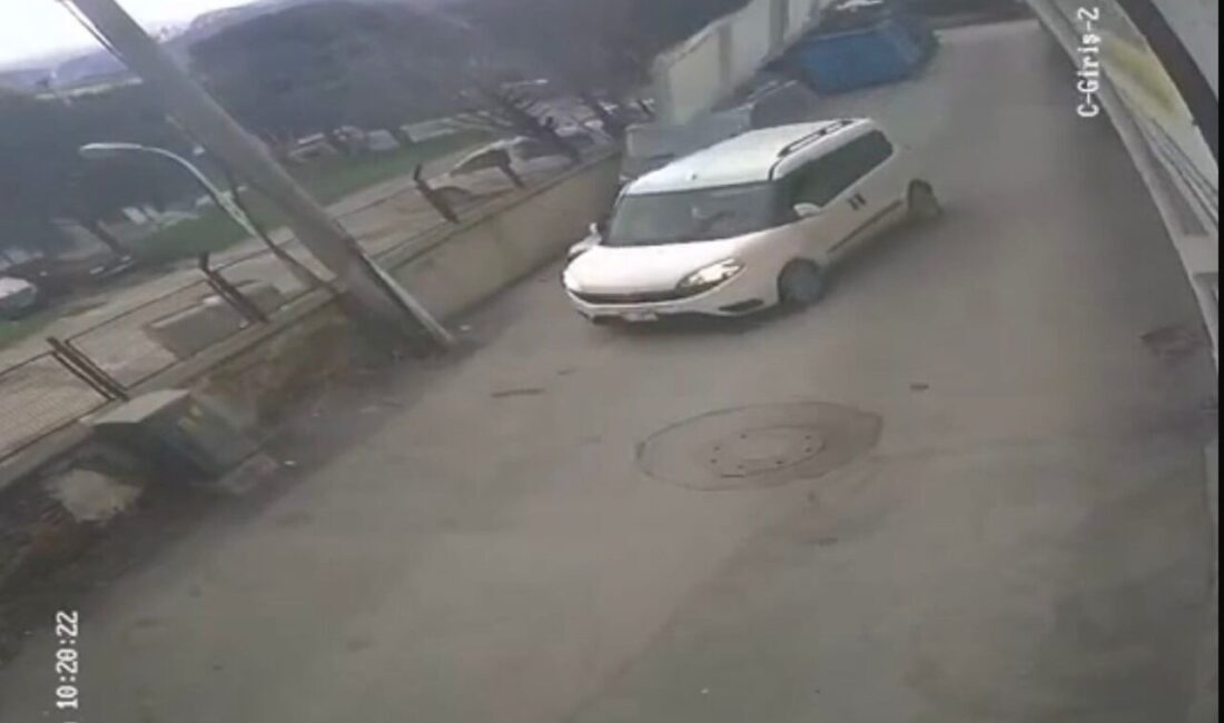 Bursa’da yoğun fırtına çatıları uçurarak, ağaçları devirerek ve sabit prefabrik