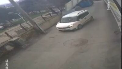 Bursa’da yoğun fırtına çatıları uçurarak, ağaçları devirerek ve sabit prefabrik