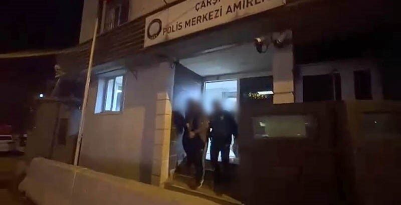 Bursa’nın Osmangazi ilçesinde polis ekipleri tarafından yakalanan 2 kişi, haklarında