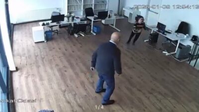 Bursa’da etkili olan şiddetli lodos nedeniyle bir plazanın çatısı çöktü.