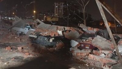 Bursa’da etkili olan şiddetli lodos nedeniyle çöken duvar, boş alana
