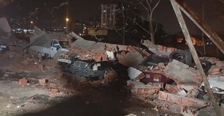 Bursa’da etkili olan şiddetli lodos nedeniyle çöken duvar, boş alana